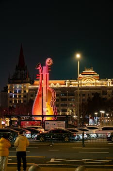  地缘局势缓和预期升温，国内政策持续发力；行业调整与企业活力并存，资本市场观察窗口值得重视。 股票财经