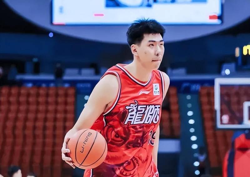 困境中的倔强：从被遗忘的边缘到赛场璀璨星光