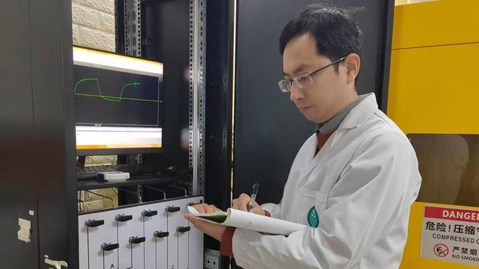 实验室里的生命追寻：科研背后的家庭守护与技术变革