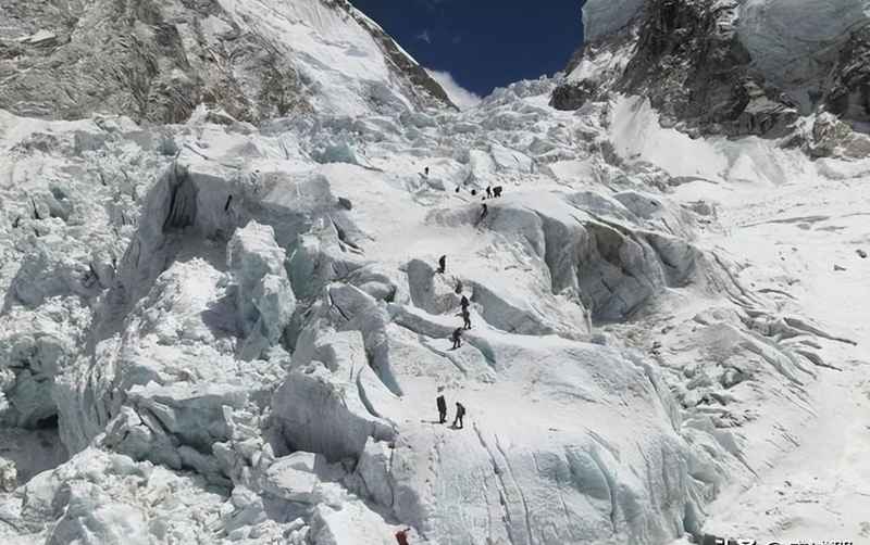  生死之间的抉择：珠峰之巅那一声「我带你回家」 文化旅游