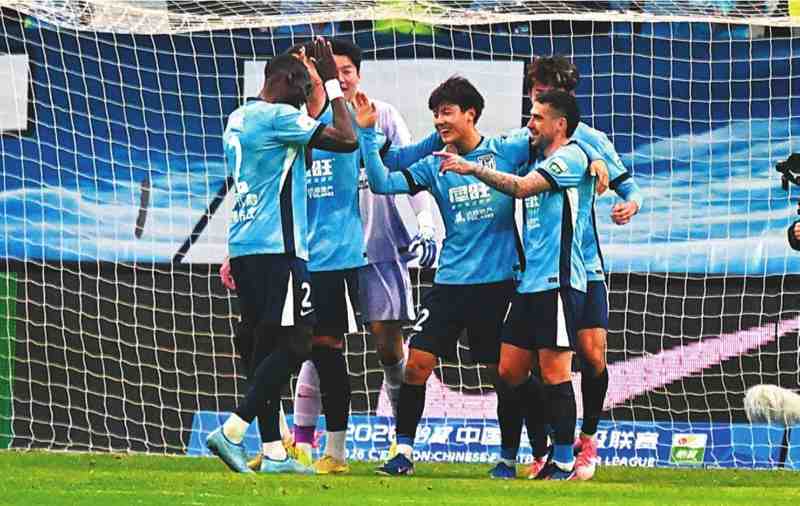 连沪情深：阿奇姆彭与大连球迷的双向奔赴 体育新闻